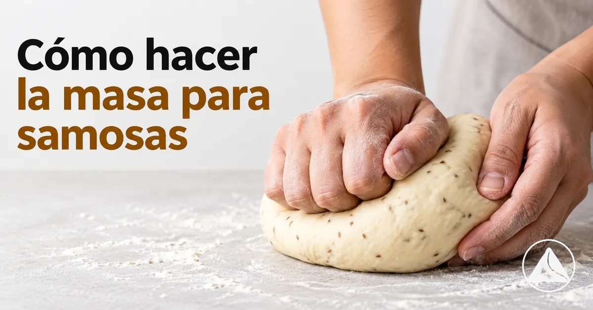 Masa de samosa amasándose hasta lograr una consistencia firme y manejable
