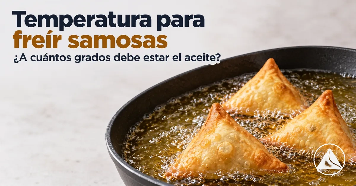 Samosas friéndose en aceite a una temperatura controlada