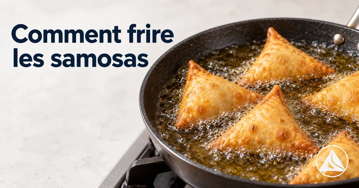 Samosas frits dans de l’huile chaude jusqu’à devenir uniformément croustillants et dorés
