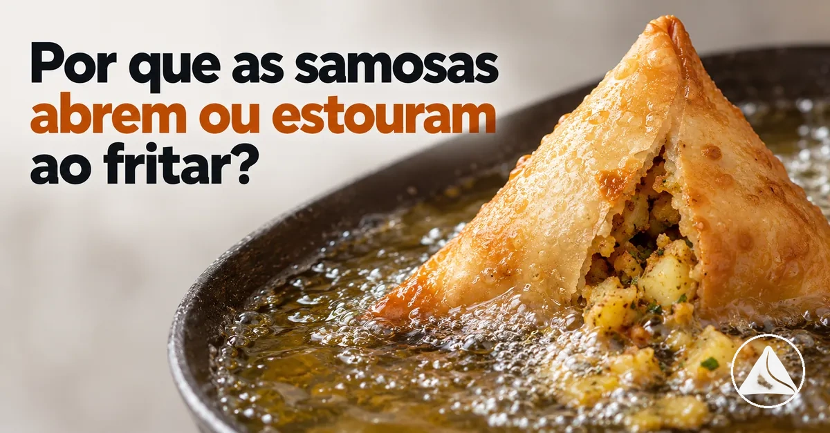 Samosa aberta durante a fritura com recheio saindo pela emenda