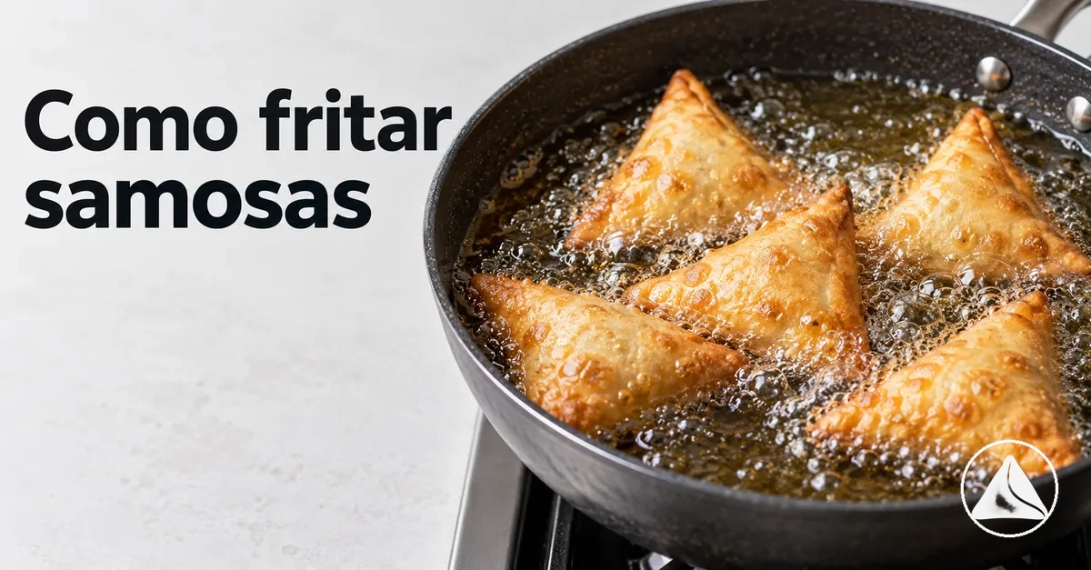 Samosas fritando em óleo quente até ficarem crocantes e douradas por igual