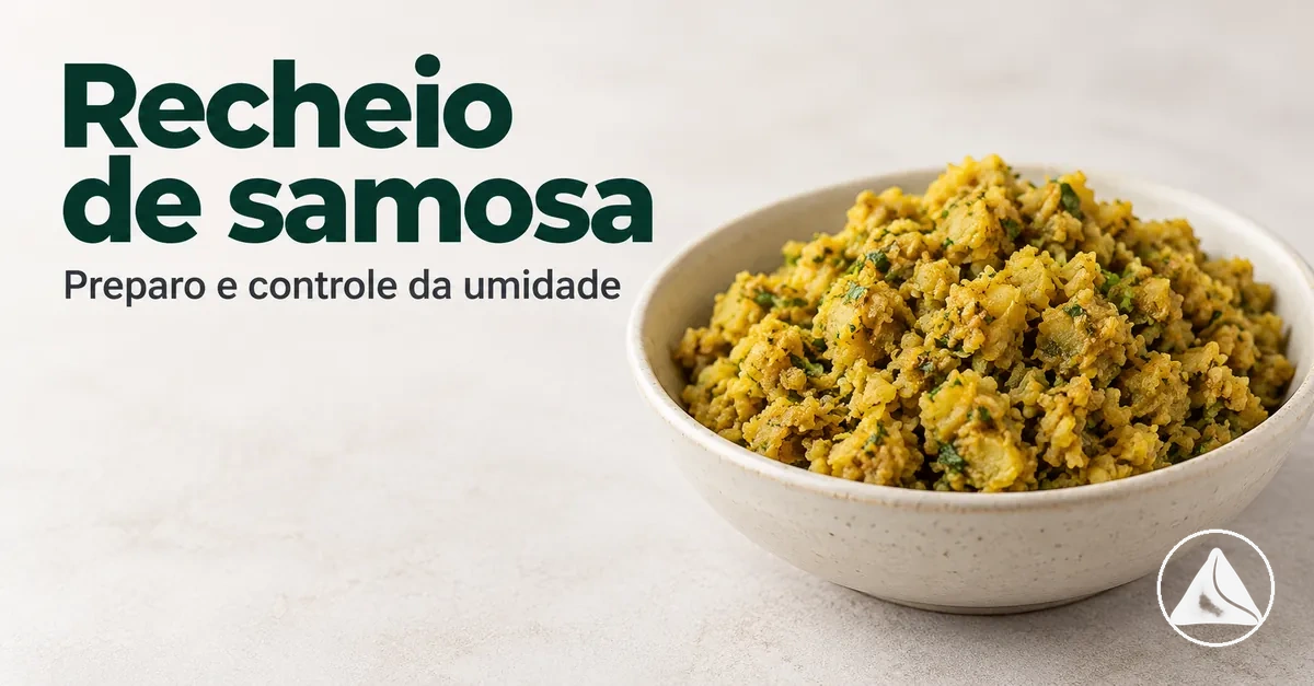 Recheio de samosa preparado com textura seca adequada para dobrar