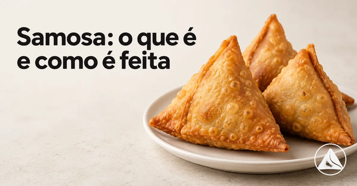 Samosas recém-preparadas com massa crocante e formato triangular