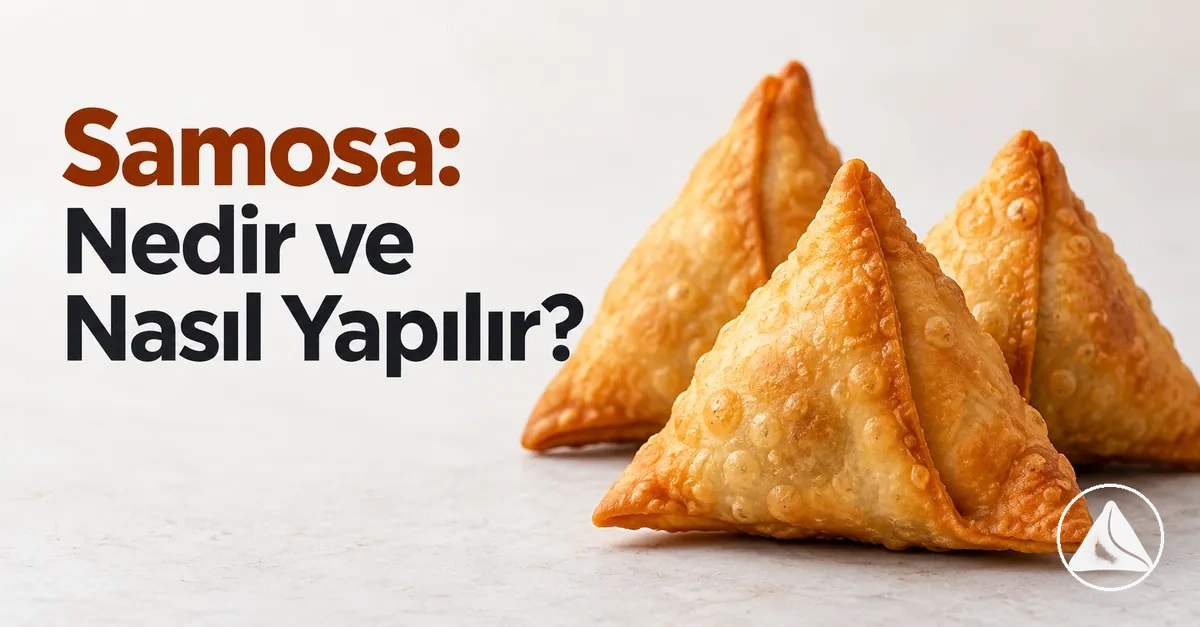 Çıtır üçgen hamurlu, yeni hazırlanmış samosalar